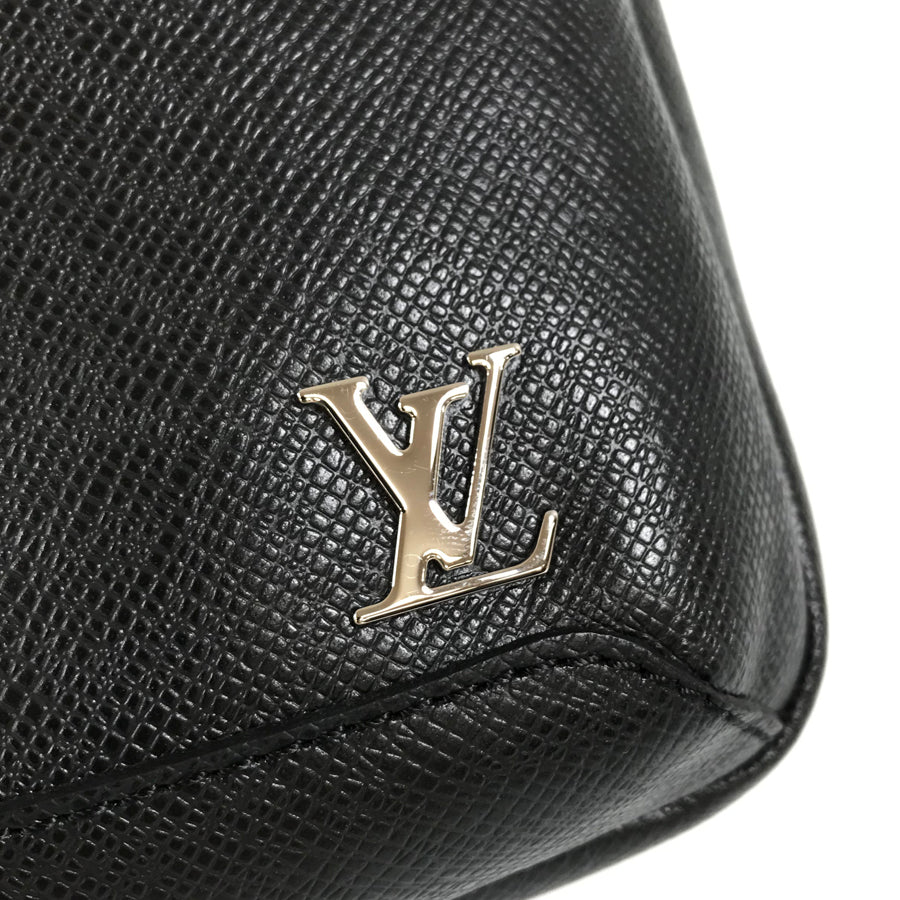 LOUIS VUITTON Taiga body bag