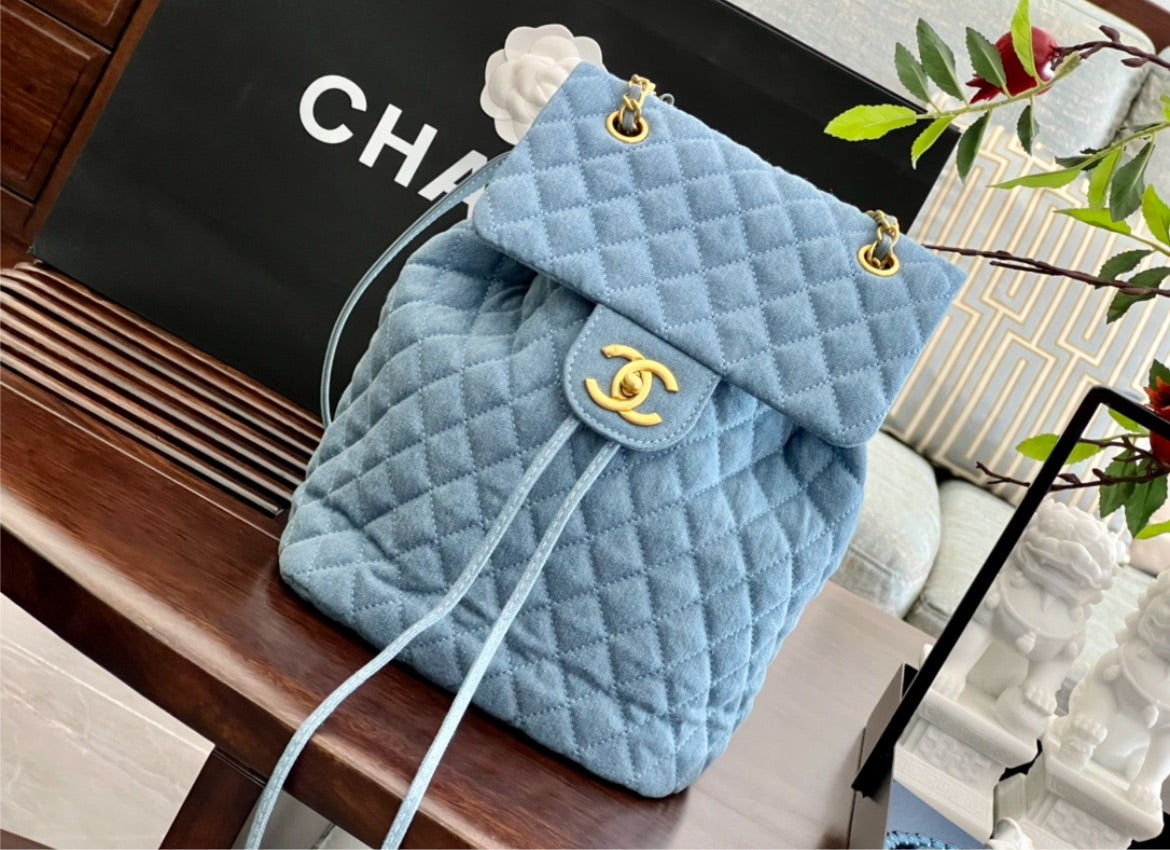 Woman Chanel shoulder  pack
