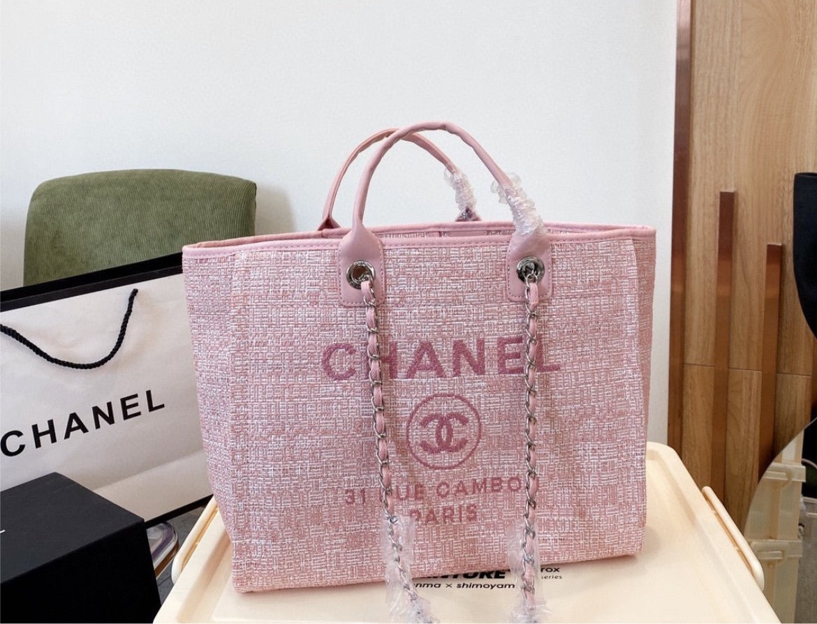 Woman new Chanel shoulder handbag