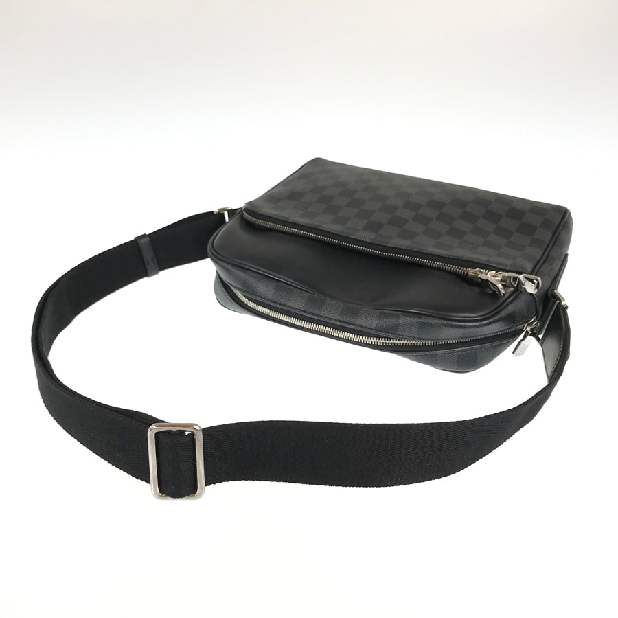 LOUIS VUITTON Shoulder Bag