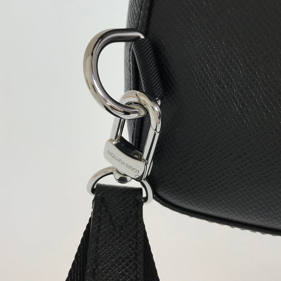 LOUIS VUITTON Taiga body bag