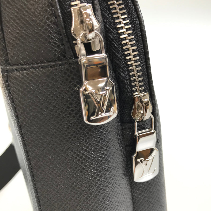 LOUIS VUITTON Taiga body bag